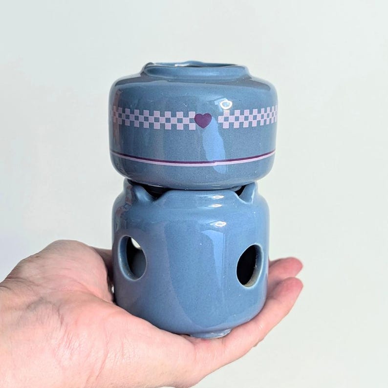 Showing the size of the petite warming pot