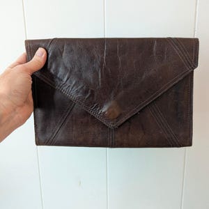 Cartera de mano vintage de cuero estilo sobre, hecha en Uruguay, bolso de mano de cuero genuino, accesorio bohemio minimalista.