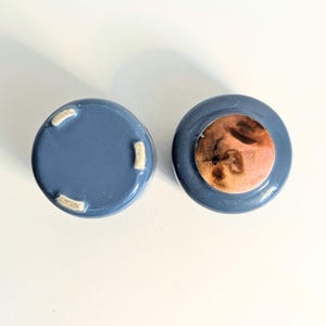 the base of the potpourri holder has discoloration from the burning candle underneath but is still in working condition.