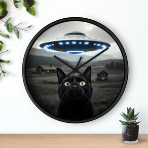 Träväggklocka med katt och UFO: Nyckfull heminredning
