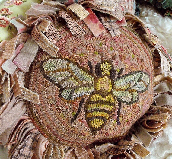 Queen Bee Pillow rug hooking PATTERN ONLY printed on unbleached linen//flower head design//prodded petals//full directions included