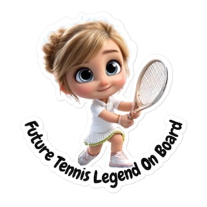 Peut inclure: Un autocollant représentant une fillette de dessin animé aux cheveux blonds, vêtue d'une tenue de tennis blanche et tenant une raquette de tennis. Le texte "Future Tennis Legend On Board" est imprimé en noir, incurvé au bas de l'image.