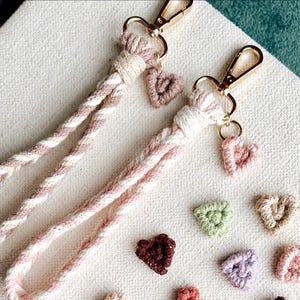 Delicada pulsera con inicial, llavero, dije de corazón, pulsera de macramé personalizada, regalo para ella