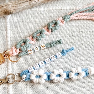 Zierliche Blume Name Schlüsselbund, Geschenk für sie, personalisierte Handyanhänger, Mama Schlüsselbund