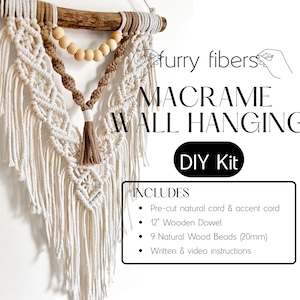 Puede incluir: Kit de macramé para colgar en la pared con cordón natural, clavija de madera y cuentas. El diseño presenta un patrón de macramé color crema con detalles marrones, cuentas de madera y una borla. El kit incluye una clavija de madera de 30,48 cm.