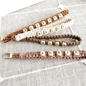 Zierliches Armband Name Schlüsselbund Geschenk, Geschenk für Sie, Makramee Armband personalisierte Schlüsselbund, Handyschlaufe
