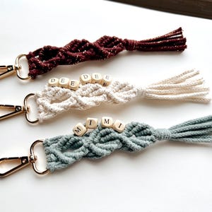 Llavero con nombre bohemio, colgante de macramé personalizado, macramé con patrón de hojas para llaves, tirador de cremallera o etiqueta de equipaje.