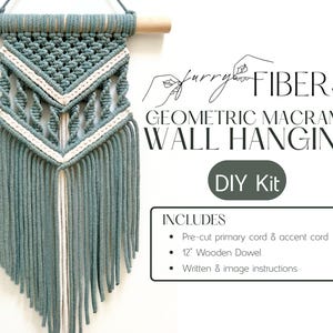 Könnte beinhalten: Geometrisches Makramee-Wandbehang-Set in Teal- und Cremefarben. Das Makramee hat ein gewebtes Design mit einem 30 cm langen Holzdübel. Der Text "furry FIBERS GEOMETRIC MACRAME WALL HANGING DIY Kit" ist sichtbar.