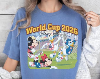 Koszulka z nadrukiem Disney 2026 Soccer World Event USA Kanada Meksyk, Koszulka z nadrukiem Miast Gospodarzy, Koszulka World Plays Here, Prezent dla Fana Piłki Nożnej