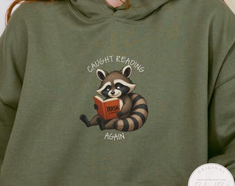 Sudadera con capucha "Atrapado leyendo basura otra vez" para amantes de los libros, camiseta de mapache caótico, ropa Cutecore, camiseta de oficina de mapache, merchandising literario, sudadera del club de lectura