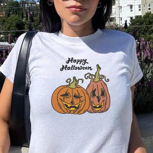 Glückliches Halloween Kürbis Baby T-Shirt, Süßes sonst gibts Saures T-Shirt, süßes Halloween Shirt, gruseliges Baby T-Shirt y2k