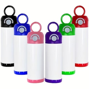 Puede incluir: Una colecci&oacute;n de botellas de agua aisladas en varios colores, incluyendo negro, azul, rosa, morado, verde y rojo. Cada botella tiene un cuerpo blanco, una tapa de color con asa y un bot&oacute;n plateado.