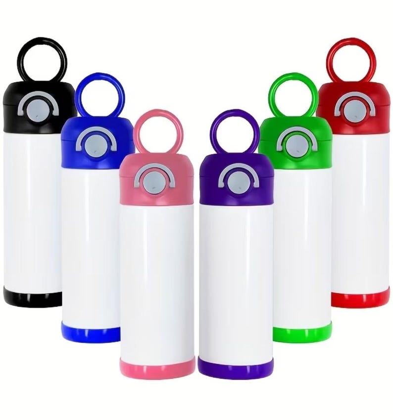 Puede incluir: Una colecci&oacute;n de botellas de agua aisladas en varios colores, incluyendo negro, azul, rosa, morado, verde y rojo. Cada botella tiene un cuerpo blanco, una tapa de color con asa y un bot&oacute;n plateado.