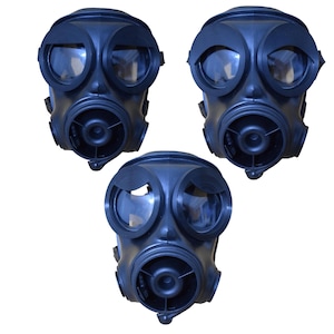 Peut inclure: Trois masques à gaz noirs avec des lentilles oculaires ovales et transparentes sont présentés sur fond blanc. Chaque masque possède un filtre circulaire et une conception profilée. Les masques sont disposés en triangle.