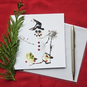 Carte de Noël unique de bonhomme de neige | bois flotté, bardane, baies gaulthérie, épine-vinette et lichen | Carte Pour Les Fêtes botanique de l'Okanagan | Cartes de Susan