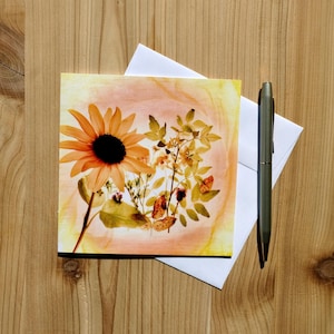 bouquet de soleil | Tournesol, feuilles de rosier sauvage et chardon écossais | Art botanique de l'Okanagan | Photographie florale | Cartes de Susan