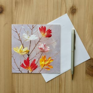 Arbre à fleurs éthéré | Pétales de zinnia et pruche occidentale | Carte de voeux botanique | Photographie de la nature de l'Okanagan | Cartes de Susan