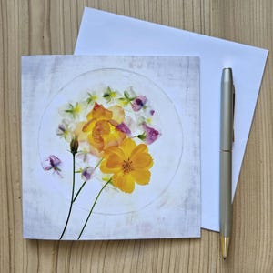 Carte de voeux florale en lin et fleurs | bouquet de pensées, de roses et de capucines de jardin | Photographie botanique de l'Okanagan | Cartes de Susan