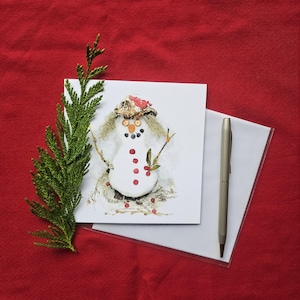 Carte de Noël créative de bonhomme de neige | Baies de gaulthérie, carotte, feuilles de firebush et lichen| Carte Pour Les Fêtes botanique de l'Okanagan | Cartes de Susan