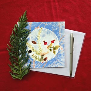 Arbre de Noël bleu ciel | Pruche occidentale, pommes de sapin de Douglas et églantier | Carte Pour Les Fêtes botanique de l'Okanagan | Cartes de Susan