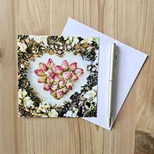 coeur de fleurs | Boutons de rose séchés, pommes de pin et simili orange | florale de fête des mères | Photographie botanique de l'Okanagan | Cartes de Susan