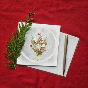 de Noël bouquet de boules à neige | cèdre rouge, symphorines, groseilles rouges et mousse | Carte Pour Les Fêtes botanique de l'Okanagan | Cartes de Susan