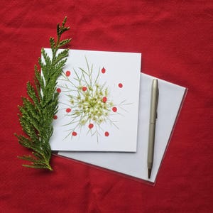 Carte verte « flocon de neige » | Fleur de carotte et groseilles | Carte Pour Les Fêtes botanique de l'Okanagan | Carte de Noël de petits fruits rouges | Cartes de Susan