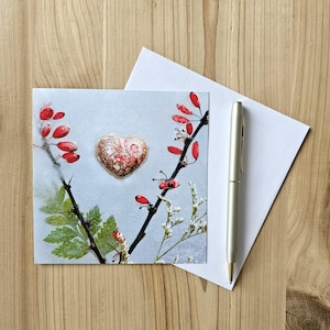coeur chocolaté et carte de fête des mères botaniques | Baies d'épine-vinette, fougère et limonium | Photographie botanique de l'Okanagan | Cartes de Susan