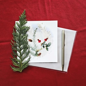 d'arbre de Noël enneigé | pruche de l'Ouest, pommes de douglas et églantier | Carte Pour Les Fêtes botanique de l'Okanagan | carte pomme de pin | Cartes de Susan