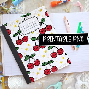 Può includere: Un quaderno con copertina bianca caratterizzato da un motivo ripetuto di ciliegie rosse con faccine sorridenti e piccioli verdi, intervallate da piccole stelle gialle. In alto è presente un'etichetta rettangolare bianca. Il testo PRINTABLE PNG è visibile.