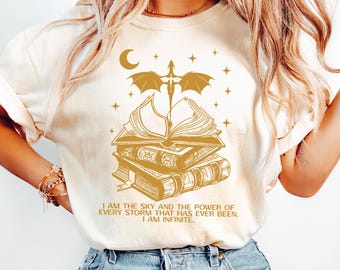 I Am the Sky Bookish Shirt, Fourth Wing Dragon Quote Fantasy Top, Book Stack Moon Stars Graphic Cozy Fanwear