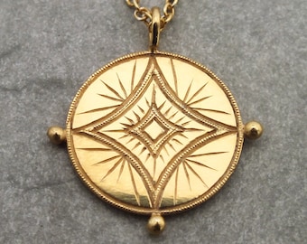 Astraeus-Halskette aus 18 Karat Gold, Sternanhänger, himmlische Halskette, Talisman-Halskette, Starburst-Halskette, massives Goldmedaillon, Layering-Halskette