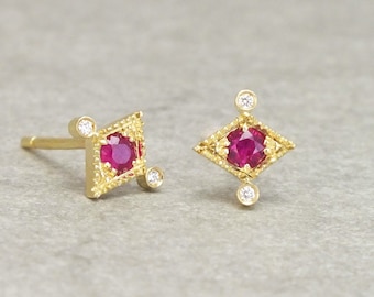 18k gouden robijnrode diamanten oorknopjes: art-decogeboortesteen juli
