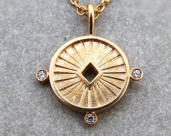 Naszyjnik Aurora ze złota 18k: Wisiorek z diamentowym medalionem i słońcem