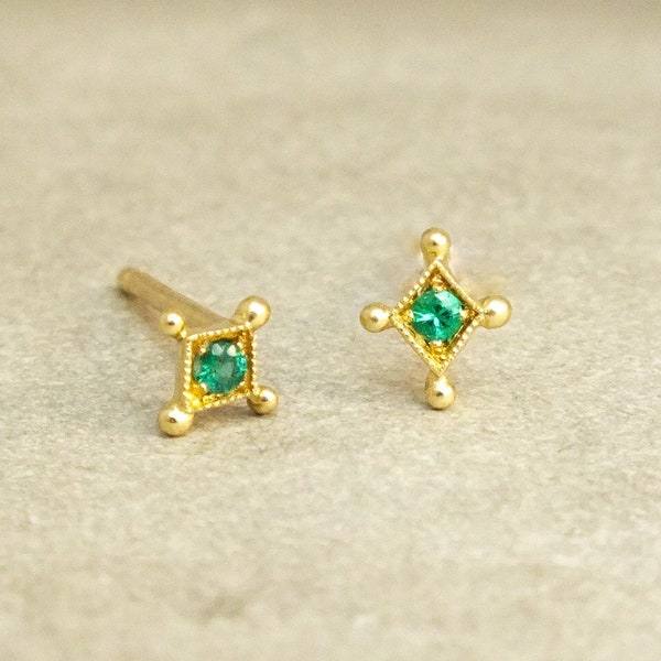 Pequeño templo de las estrellas aretes de oro de 18k y esmeraldas, pequeños tachuelas de oro, pequeños tachuelas de esmeralda, celestial, tachuelas de explosión estelar, piedra de nacimiento de mayo