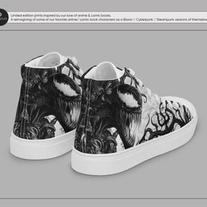 Pu&ograve; includere: Un paio di sneakers bianche alte con una stampa grafica in bianco e nero di un personaggio di supereroe. La stampa presenta un design dettagliato del viso e del corpo del personaggio, con dettagli intricati e un'estetica steampunk.