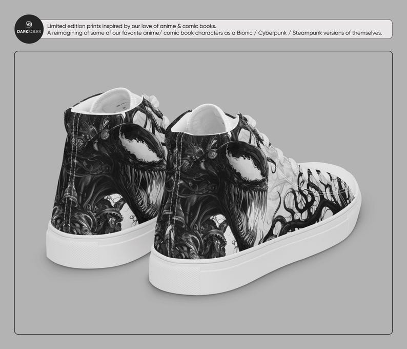 Pu&ograve; includere: Un paio di sneakers bianche alte con una stampa grafica in bianco e nero di un personaggio di supereroe. La stampa presenta un design dettagliato del viso e del corpo del personaggio, con dettagli intricati e un'estetica steampunk.