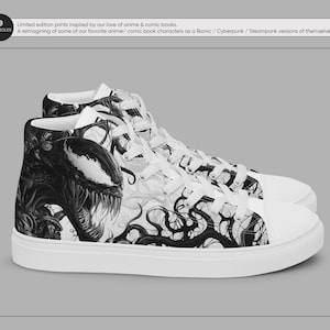 Pu&ograve; includere: Sneakers bianche alte con una stampa grafica in bianco e nero di una creatura con tentacoli. La stampa ricorda un personaggio dei fumetti.