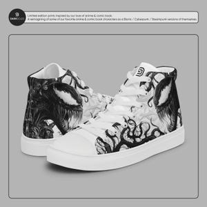 Pu&ograve; includere: Sneakers alte bianche con una stampa grafica in bianco e nero di una creatura con denti aguzzi e tentacoli. La stampa ricorda un personaggio dei fumetti.