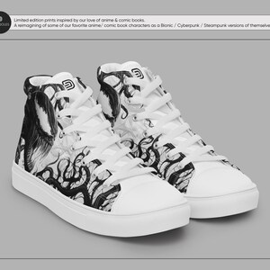 Pu&ograve; includere: Sneakers bianche alte con una stampa grafica in bianco e nero di una creatura con tentacoli. La stampa ricorda un personaggio dei fumetti.