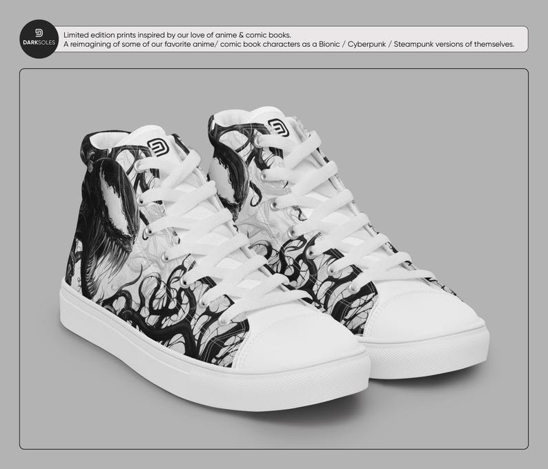 Pu&ograve; includere: Sneakers bianche alte con una stampa grafica in bianco e nero di una creatura con tentacoli. La stampa ricorda un personaggio dei fumetti.