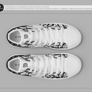 Pu&ograve; includere: Un paio di scarpe da ginnastica alte bianche con disegni astratti in bianco e nero. Le scarpe hanno lacci neri e una suola bianca.