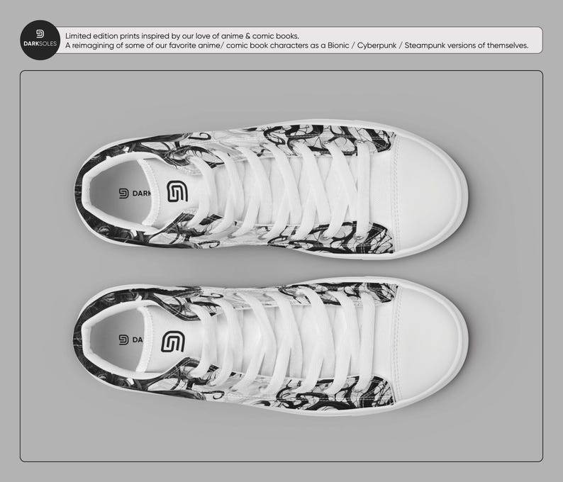 Pu&ograve; includere: Un paio di scarpe da ginnastica alte bianche con disegni astratti in bianco e nero. Le scarpe hanno lacci neri e una suola bianca.