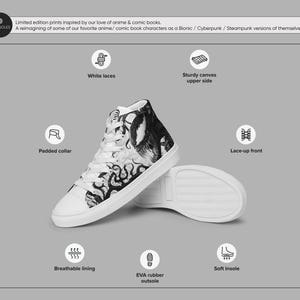 Pu&ograve; includere: Scarpe da ginnastica alte in tela bianca con un'immagine grafica in bianco e nero di una creatura con tentacoli. Le scarpe hanno lacci bianchi, un colletto imbottito, una fodera traspirante e una suola in gomma EVA.
