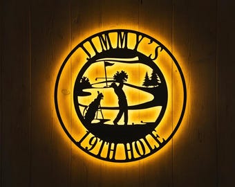 Letrero de golf personalizado, luz LED de pared de metal, regalo para golfista, decoración para la sala de juegos, letrero de club de golf, decoración para sala de juegos, colgador de pared, regalo para papá golfista del hoyo 19