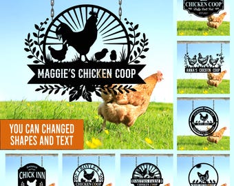 Peut inclure: Panneau de poulailler en métal noir avec un coq, des poussins et le texte "Maggie's Chicken Coop". Le panneau est suspendu à des chaînes. Une poule brune marche devant un champ d'herbe verte. Le panneau dit "Vous pouvez changer les formes et le texte."