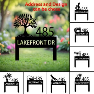 Könnte beinhalten: Rustikales Holzschild mit dem Text "Welcome to our home" in weißer Schrift. Das Schild hat eine Used-Optik und ein schlichtes, einladendes Design, perfekt für eine Veranda oder einen Eingangsbereich.