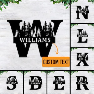 Puede incluir: Letrero de nombre familiar de metal negro con diseño de bosque. El letrero presenta el nombre "WILLIAMS" y la letra "W" con una silueta de bosque. Incluye un cuadro "CUSTOM TEXT" naranja.
