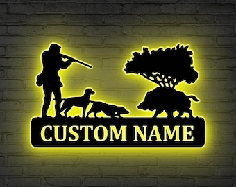 Letrero metálico personalizado de cazador con luces LED, nombre personalizado, arte de pared de caza de jabalí y perro, letrero de caza, regalo para cazador, decoración para cabaña o espacio masculino