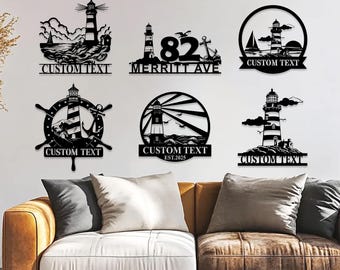 Può includere: Arte murale a forma di faro in metallo nero in vari design. Ogni pezzo presenta un faro con elementi nautici. Alcuni includono aree di testo per la personalizzazione. Il testo "UP TO 9 STYLE" è in alto.
